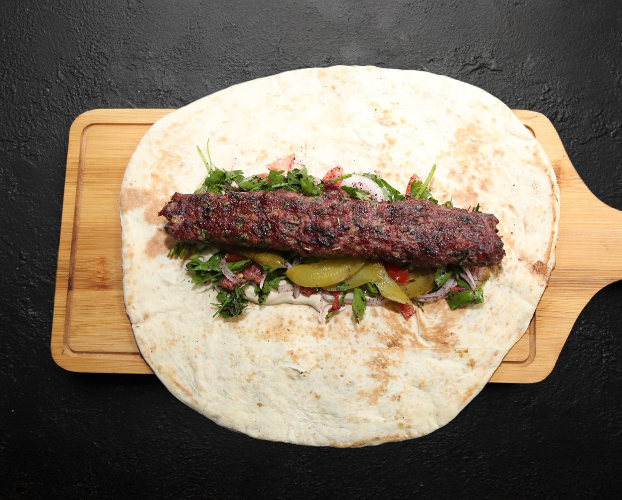 קבב אל סולאטאן על האש על לאפה